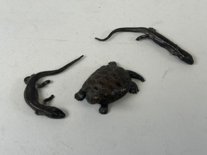 Trois petits sujets en bronze et métal patiné...