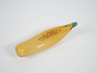 Sujet en verre coloré jaune représentant...