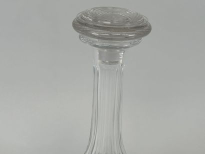 Carafe à décanter en cristal à décor facetté...