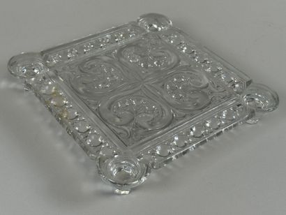 BACCARAT.
Dessous de plat en verre moulé...