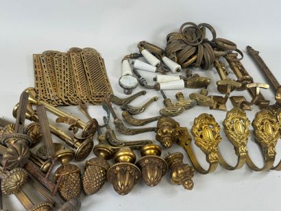 Important lot en bronze et laiton comprenant...