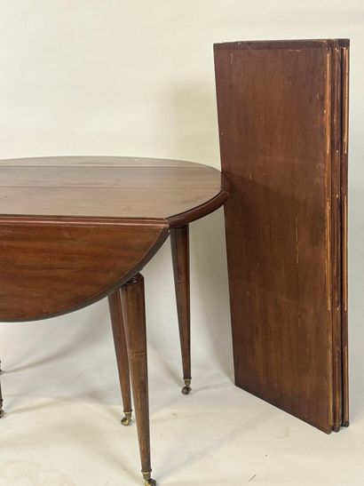 Six-legged circular table in molded mahogany.
H....