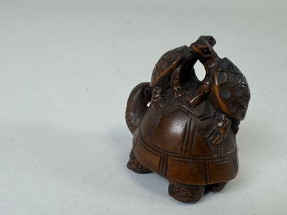 JAPON, XXe.
Netsuké en bois sculpté figurant...