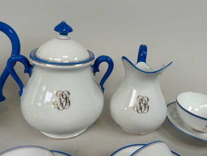 Partie de service à thé et café en porcelaine...