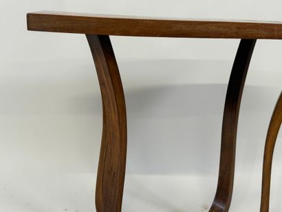 Petite table en bois mouluré.
De style 1930.
64...