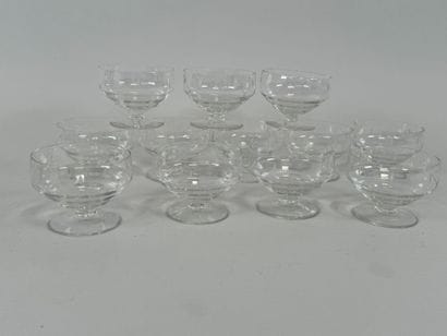Série de douze coupes à fruit en cristal...
