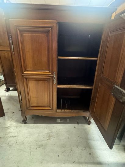 Moulded oak cabinet with two doors.
126 x...