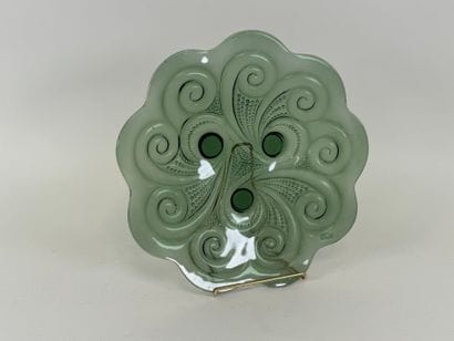 Plat de service en verre coloré vert à décor...