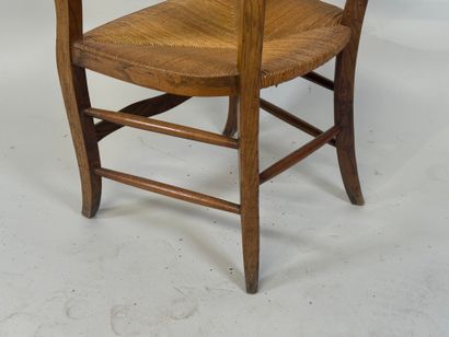Molded wood armchair, straw seat.
109 x 55...