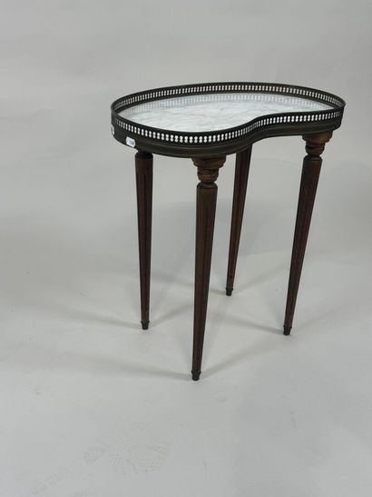 Small kidney-shaped table in molded wood,...