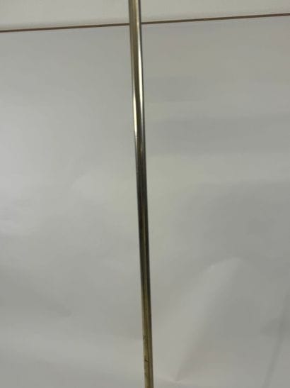 Large brass floor lamp.
H. 187 cm.
(wear,...