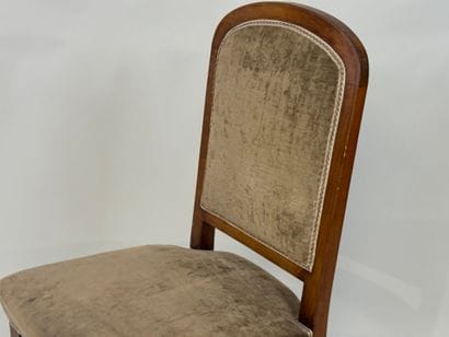 Chaise en bois mouluré, les pieds fuselé.
Années...