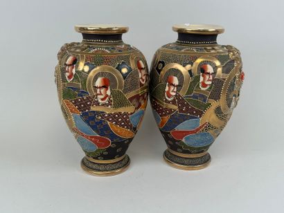 JAPON, Satsuma.
Paire de vases en faïence...