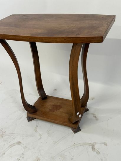Petite table en bois mouluré.
De style 1930.
64...
