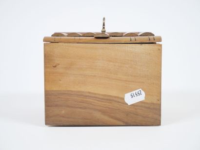 Petit coffret à bijoux à système en bois...