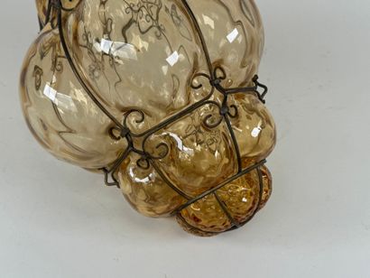 Suspension lamp in colored glass and brass.
H....