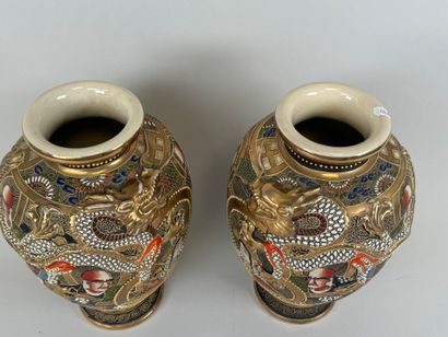 JAPON, Satsuma.
Paire de vases en faïence...