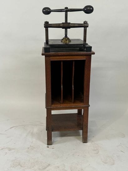 Cast-iron press.
Presented on its compartmentalized...