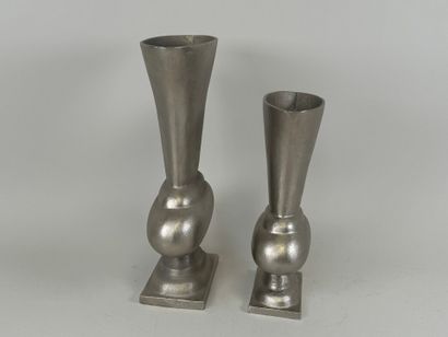 Two metal vases.
38 x 21 x 9.5 cm (the garnd...