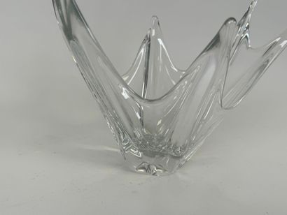 DAUM, France.
Coupe en cristal moulé de forme...