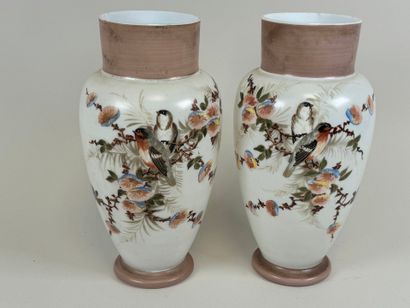 Paire de vases en verre opaline à décor peint...