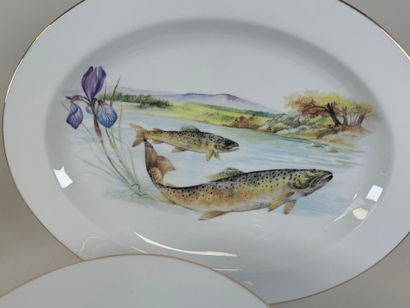 Partie de service de table en porcelaine...