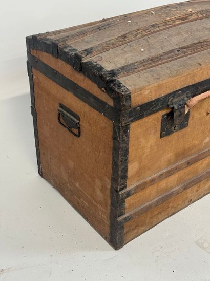 Curved trunk in wood, metal and fabric.
50...