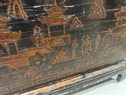 CHINE, XIXe.
Grand coffre en bois laqué et...
