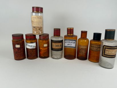 Série de neuf pots à pharmacie en verre certains...