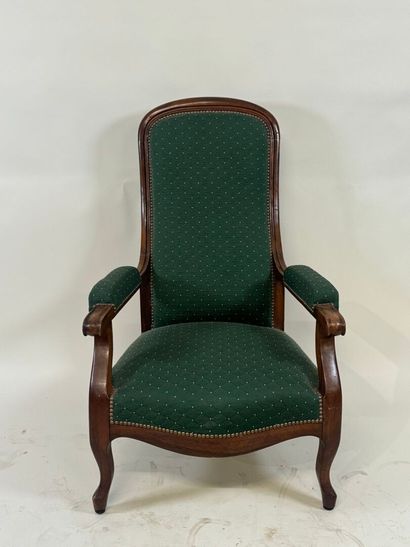 Fauteuil en bois mouluré, la garniture en...