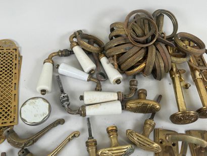 Important lot en bronze et laiton comprenant...