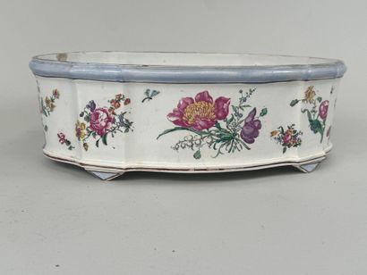 GIEN.
Polychrome earthenware planter decorated...