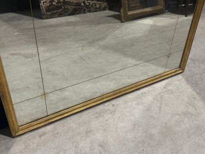 Très important miroir en bois et stuc doré...