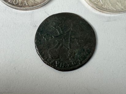 Lot de pièces diverses dont : 
- une pièce...