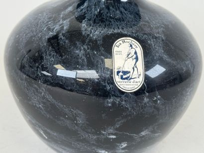 LA ROCHERE.
Vase boule en verre coloré sur...