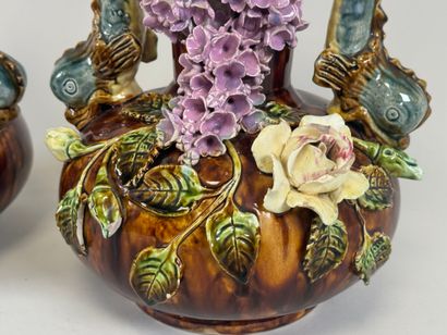 Paire de vases en faïence polychrome en relief...