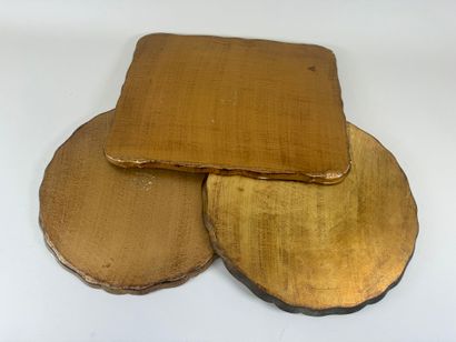 ITALIE, XXe.
Trois plateaux en bois polychrome...