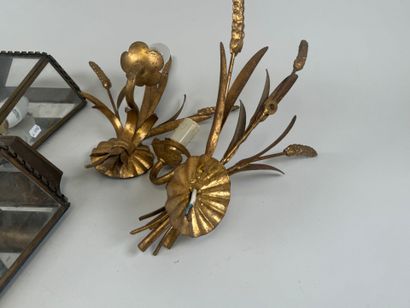 Lot comprenant :
- paire d'appliques en métal...