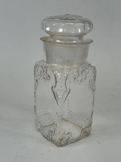 Bocal de magasin en verre à décor de motifs...