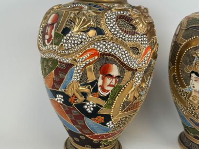 JAPON, Satsuma.
Paire de vases en faïence...