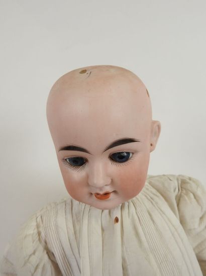 DEP.
Bisque head doll, fixed eyes, open mouth...