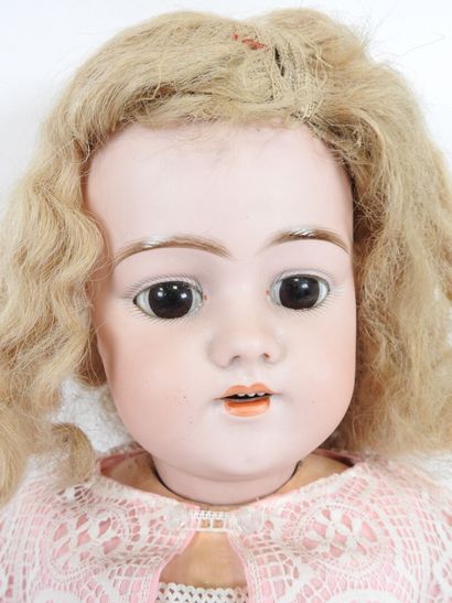 SIMON & HALBIG.
Bisque head doll, fixed eyes,...