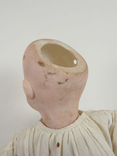 DEP.
Bisque head doll, fixed eyes, open mouth...