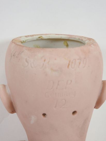 SIMON & HALBIG.
Bisque head doll, fixed eyes,...