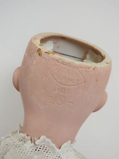 UNIS FRANCE.
Bisque head doll, sleeping eyes,...