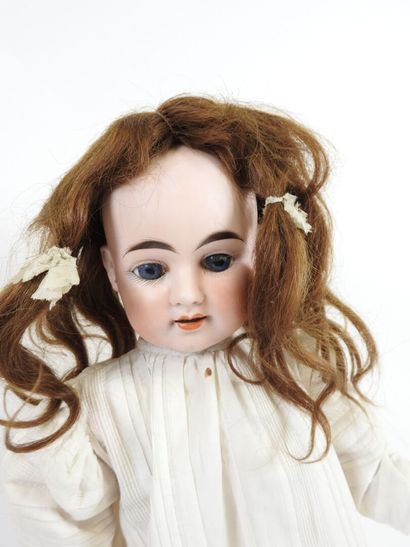 DEP.
Bisque head doll, fixed eyes, open mouth...