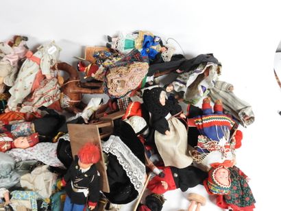 Collection of small modern dolls, souvenirs...