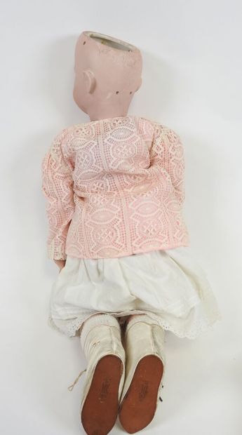 SIMON & HALBIG.
Bisque head doll, fixed eyes,...
