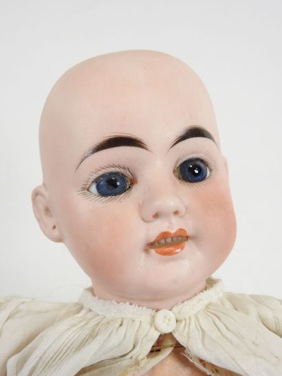 DEP.
Bisque head doll, fixed eyes, open mouth...