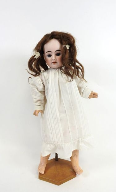 DEP.
Bisque head doll, fixed eyes, open mouth...